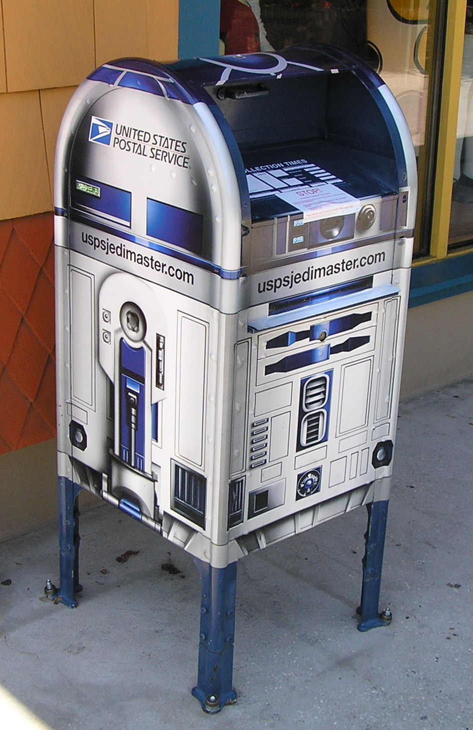 An R2D2 mailbox at Downtown Disney, Disney World.